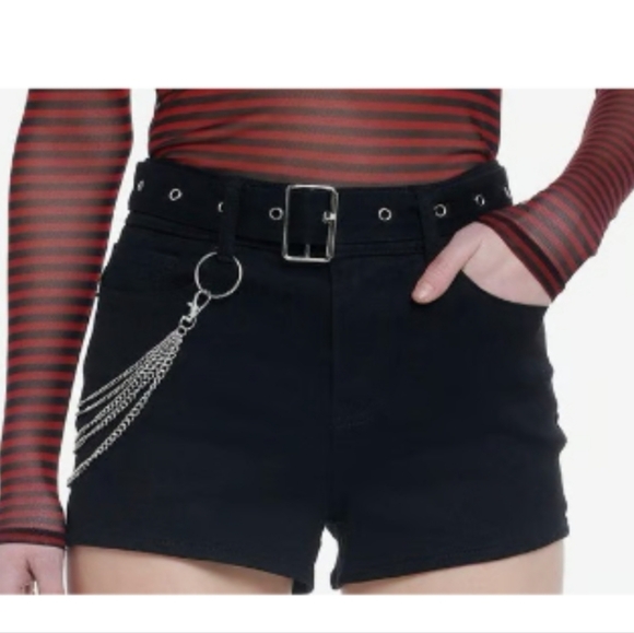 Hot topic shorts with chain and belt. - Picture 1 of 7